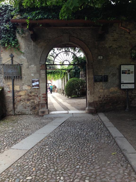 Alla Tomba Di Giulietta Vérone Chambre photo